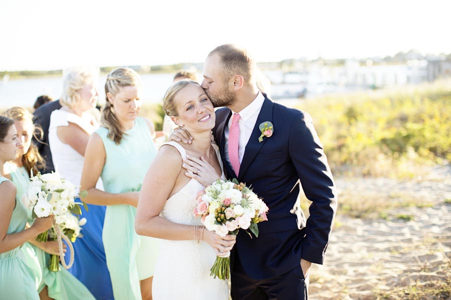 Jesse kissing Julia, wearing a pink Ties.com necktie