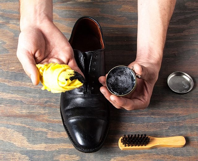 Amazon.com: Express Shoe Shine Sponge - Instant Shine Shoe Polish For Shoes,  Boots & More - Quick and Easy Shoe Shiner - 6ml (black & Neutral) :  Clothing, Shoes & Jewelry
