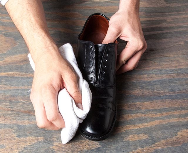 How Shine Your Shoes: Step 7. Wipe off excess wax.