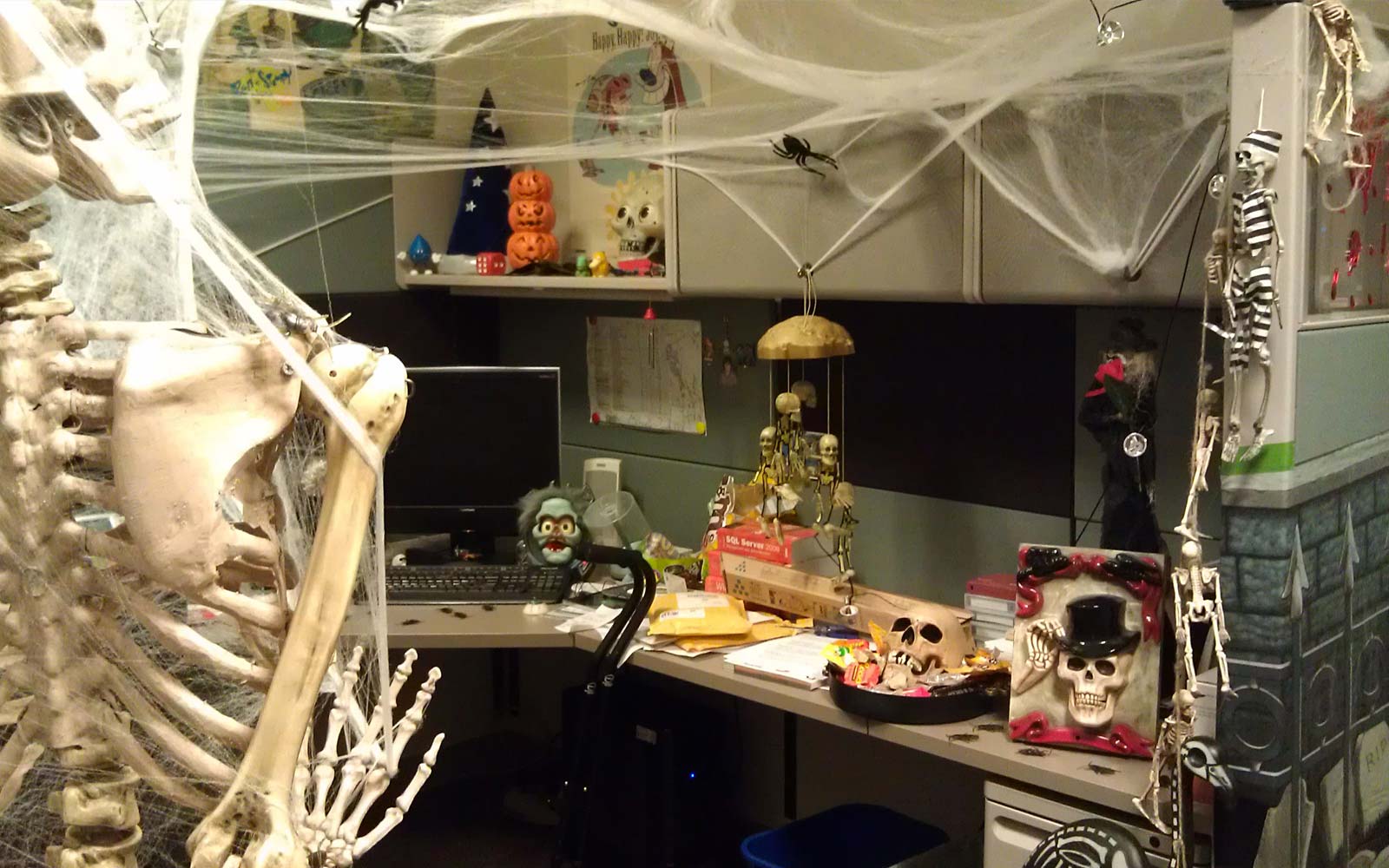 Office cubicle decorated for Halloween