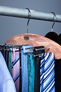 Hanging Cedar Belt & Brown Tie Rack Photo (3)